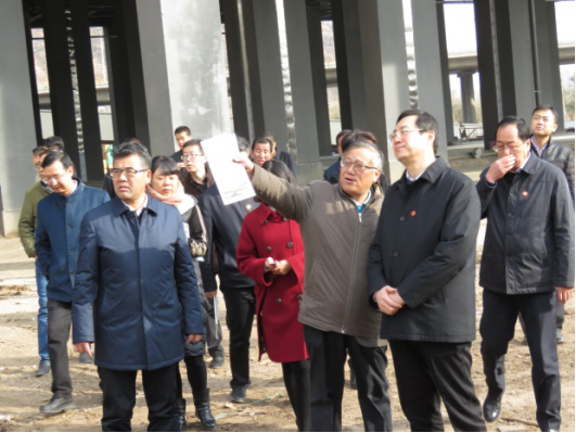 省委常委、西寧市委書記王曉在青海省物產(chǎn)集團(tuán)總公司黨委書記、總經(jīng)理王玉輝陪同下，深入青海物產(chǎn)朝陽物流園區(qū)。